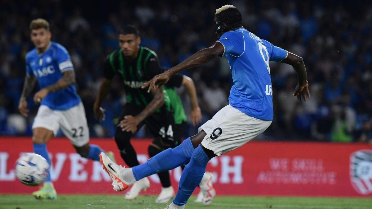 Victor Osimhen, ejecutando un penalti en el partido entre el Nápoles y el Sassuolo