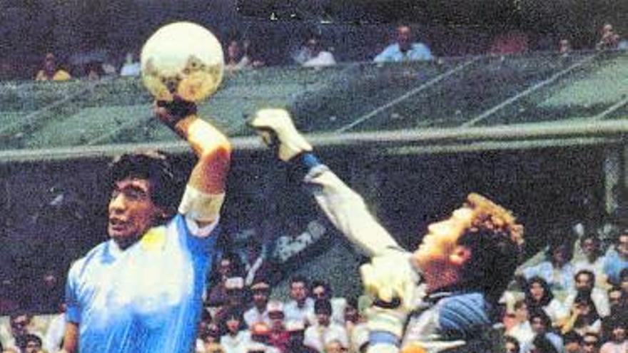 Imagen del icónico y polémico gol de Maradona a Peter Shilton en el Mundial de México 1986. |  // EP