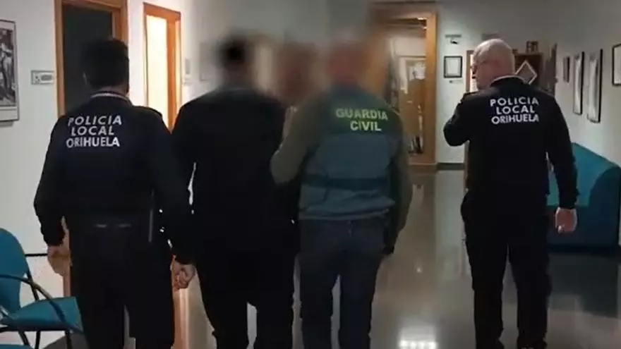 Arrestan en Orihuela a tres miembros de un clan por robos repetidos en una empresa de luces de Navidad
