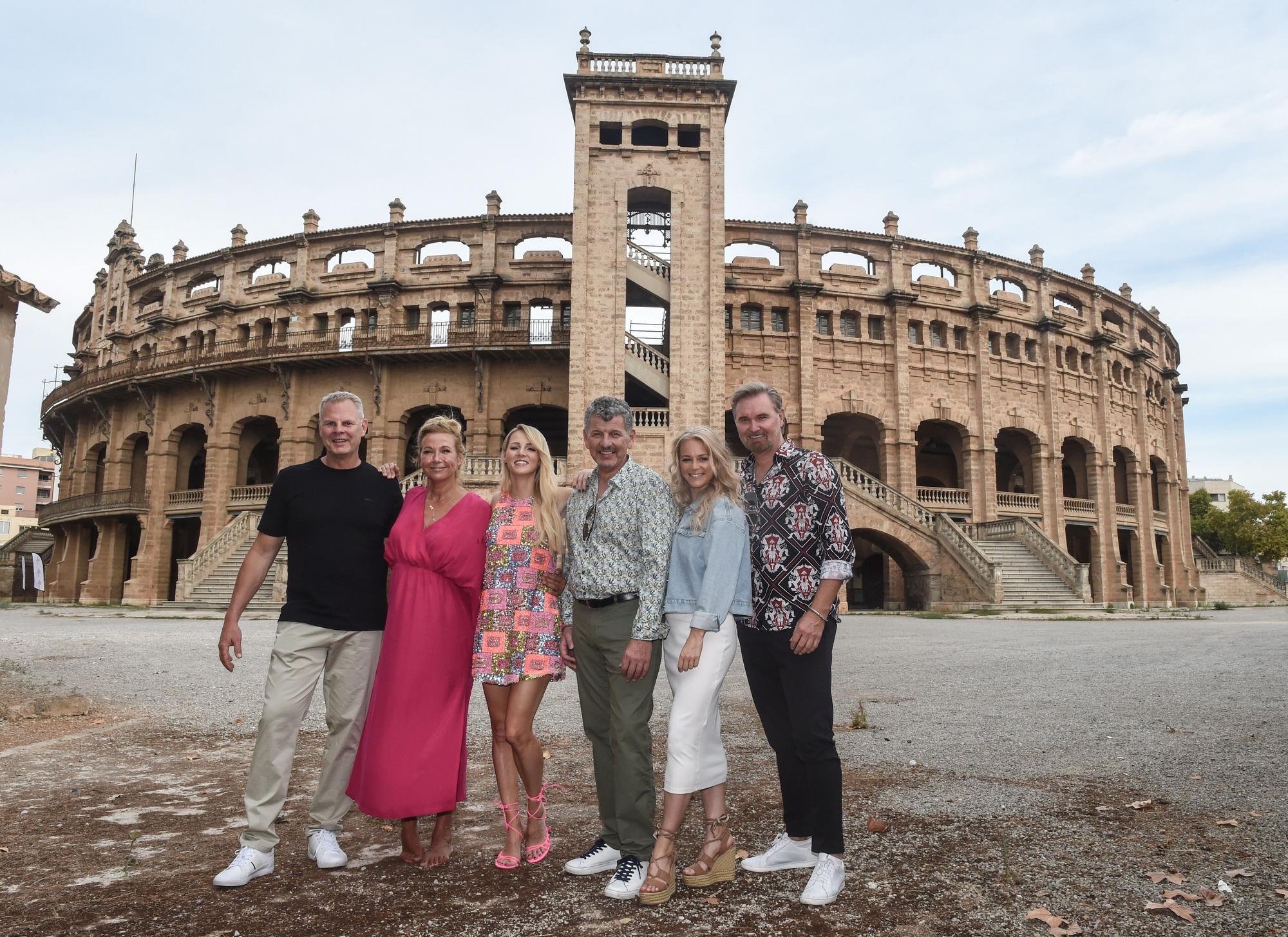 Das Team vor der Open-Air-Arena