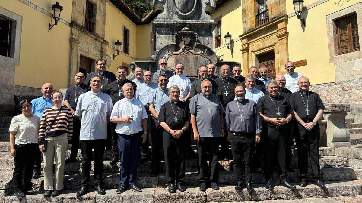 El grupo de obispos, encabezados por Jesús Sanz Montes, este lunes, en Covadonga.