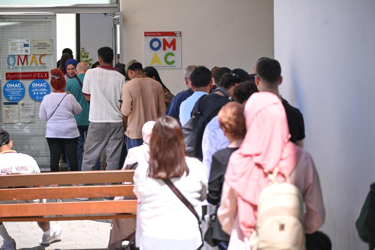 Colas de inmigrantes en la oficina de atención al ciudadano de Elche, el pasado lunes