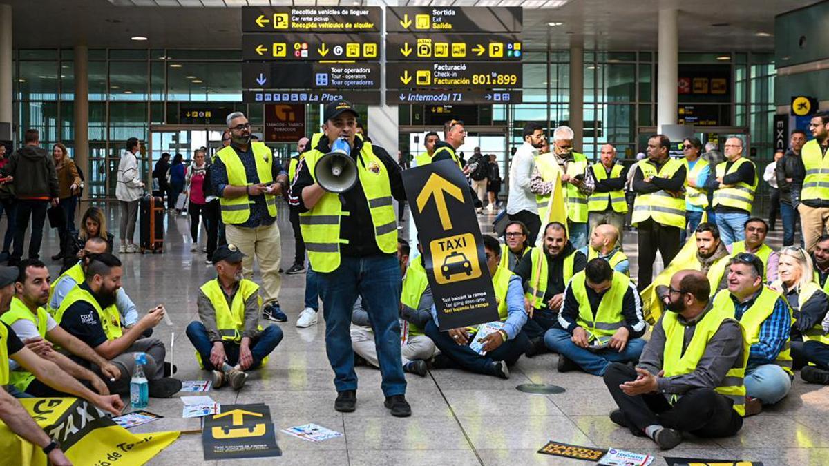 Protesta de taxis en el aeropuerto de Barcelona