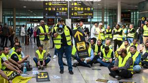 Tito Álvarez, megáfono en mano, durante la protesta del lunes en El Prat