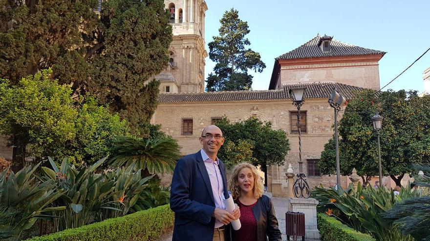 Zorrilla y Ramos, en los jardines de la Catedral.