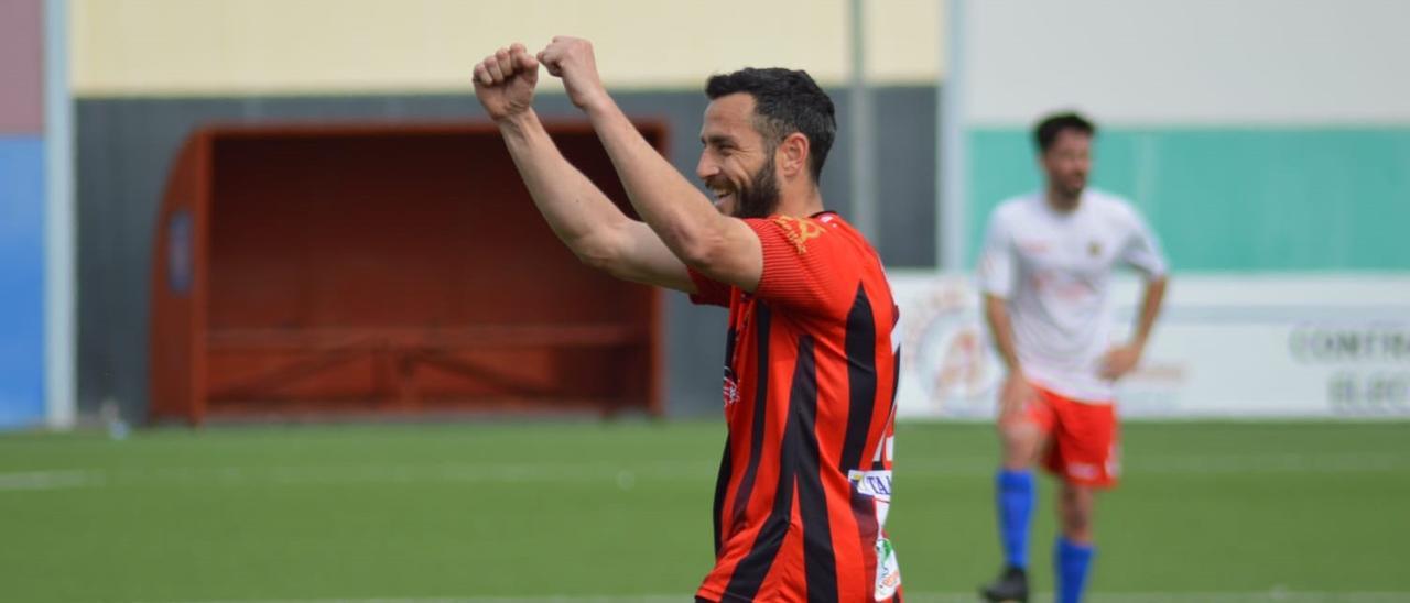 Juanfran celebra uno de sus goles ante el Cartaya en el Manuel Polinario