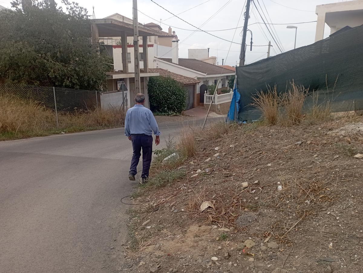 Los vecinos se quejan de que no hay aceras lo que provoca inseguridad vial.