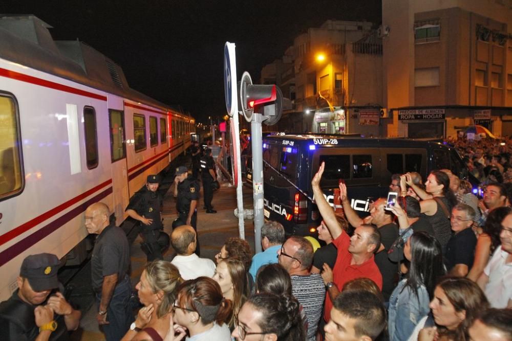 Los manifestantes protestan contra el AVE