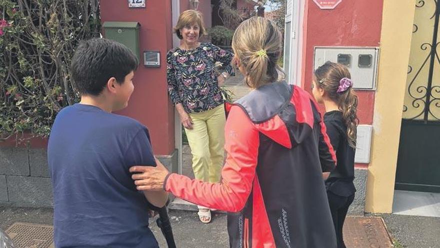 Yasmina Expósito deja a sus hijos Daniel y Martina en casa de su abuela Marisela Lapido Pazos por la suspensión de clases en el colegio salesiano San Isidro.