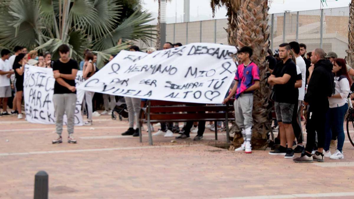 Familiares, amigos y allegados a Erick, el martes frente al cuartel de la Guardia Civil de Mazarrón.