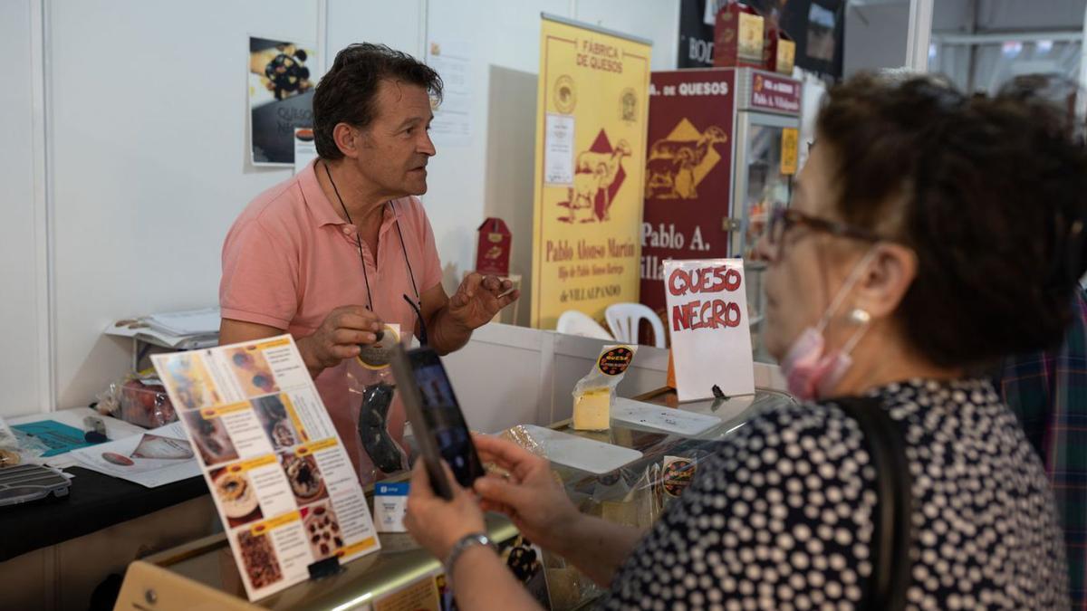 Un quesero gaditano, nacido en Zamora, explica la elaboración de su producto al publico. | Emilio Fraile