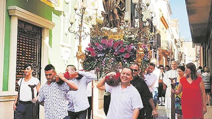 Almenara honra al patrón Sant Roc con la típica ofrenda de los festeros