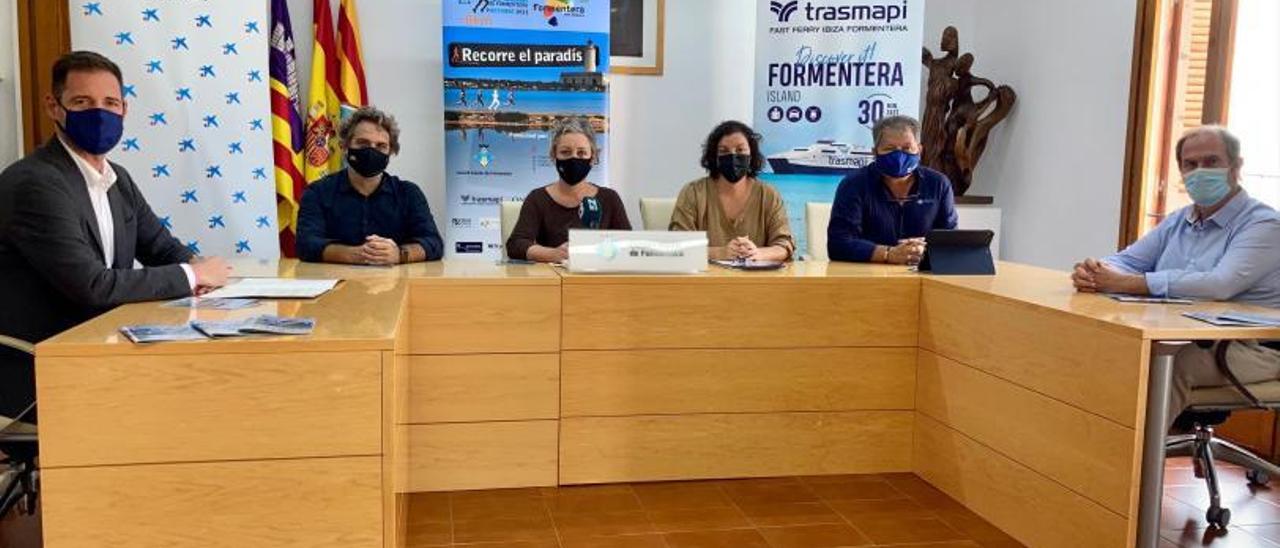 Imagen de los responsables políticos y organizativos de la prueba, ayer en Formentera. | C.F.