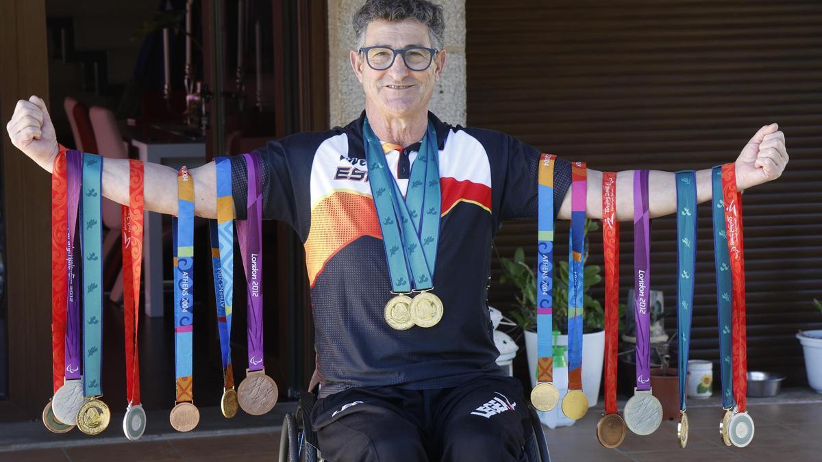 Chano Rodríguez, con varias de sus medallas.