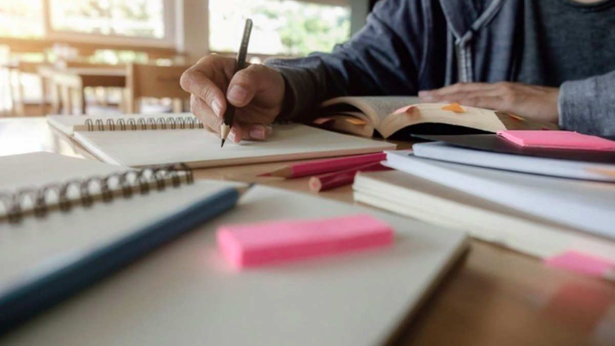 Un alumno, estudiando