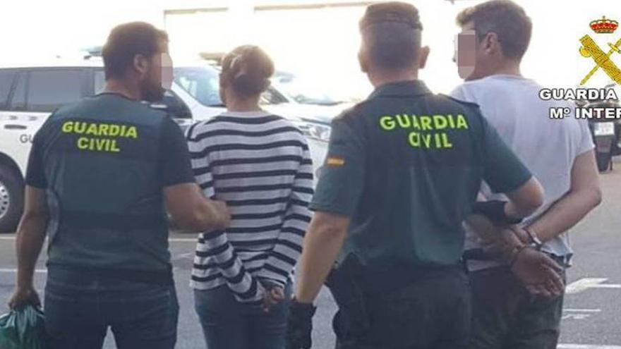 La Guardia Civil con la pareja detenida en Torrevieja.