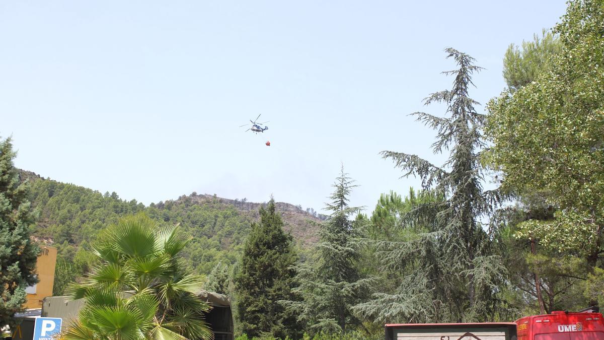 Hasta 23 medios aéreos se sumaron a los 350 terrestres movilizados para extinguir el incendio forestal de Azuébar