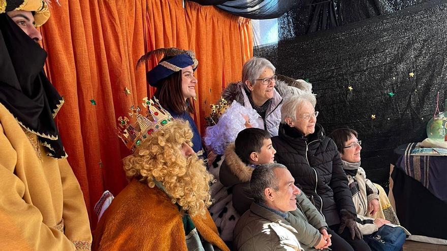 Una família durant l'entrega de regals als infants celebrada al barri de la Mion