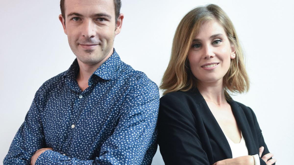 Los periodistas Oriol Debat y Clara Sánchez, editor y presentadora, respectivamente, del nuevo espacio de Mataró Televisió 'Mataró al dia'.