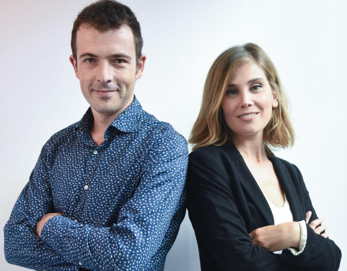 Els periodistes Oriol Debat i Clara Sánchez, editor i presentadora, respectivament, del nou espai de Mataró Televisió, ’Mataró al dia’.