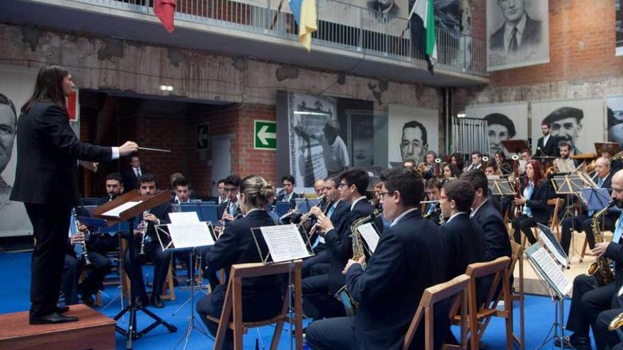 A la izquierda, actuación de la banda de música, y a la derecha, público en el concierto en Candás.