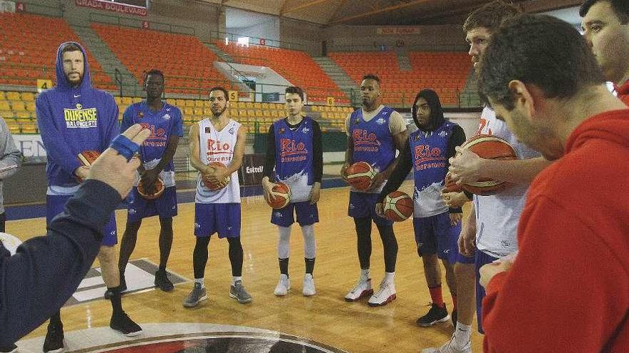 Los jugadores del Río Ourense Termal, atentos durante un entrenamiento. // Iñaki Osorio