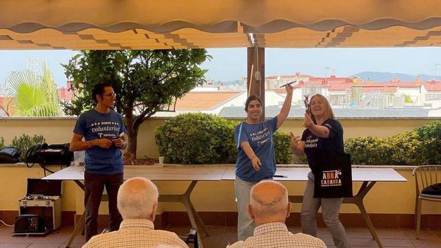 Voluntarios de Telefónica, en la residencia DomusVi Salesas en una actividad para los mayores.