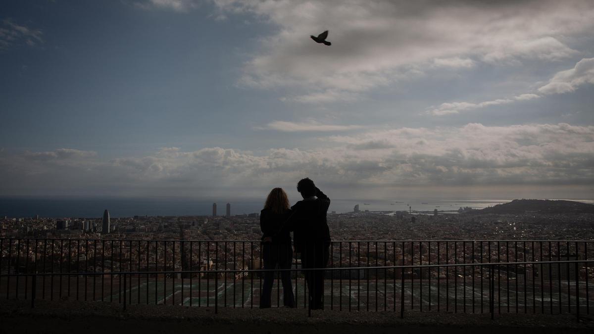 Dos mujeres miran el paisaje.