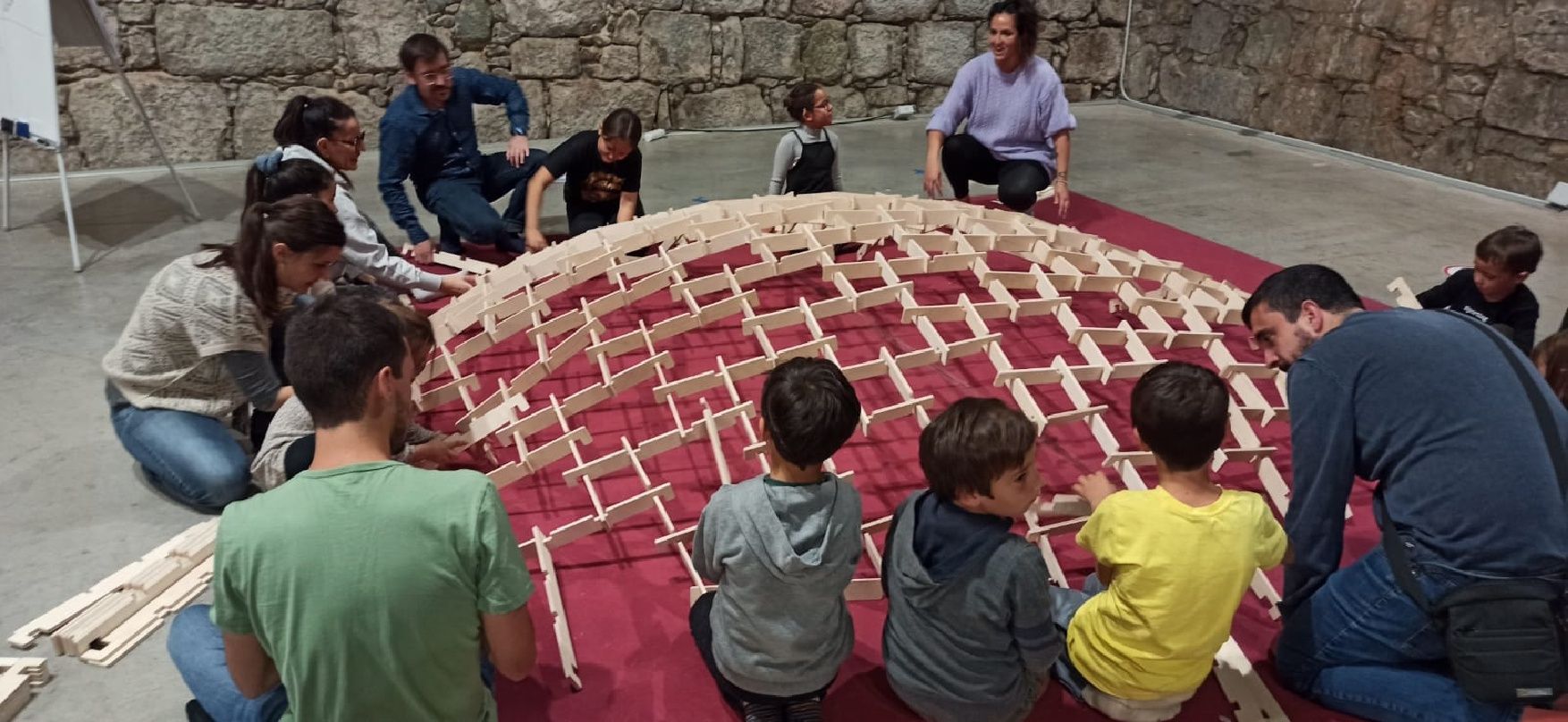 Les imatges del primer dia de l'activitat Kapla al Museu de l'Aigua i el Tèxtil