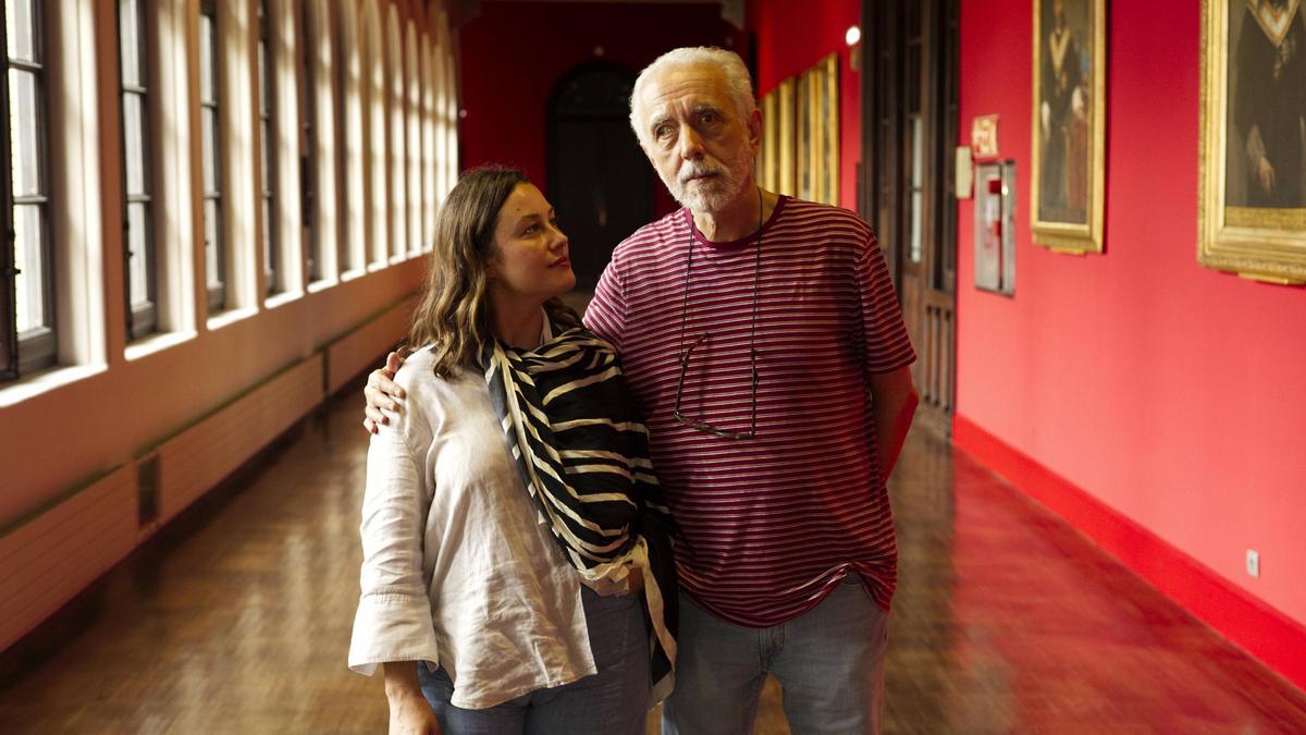 Aida Folch mira a Fernando Trueba, este martes, en el Paraninfo de la Universidad de Zaragoza.