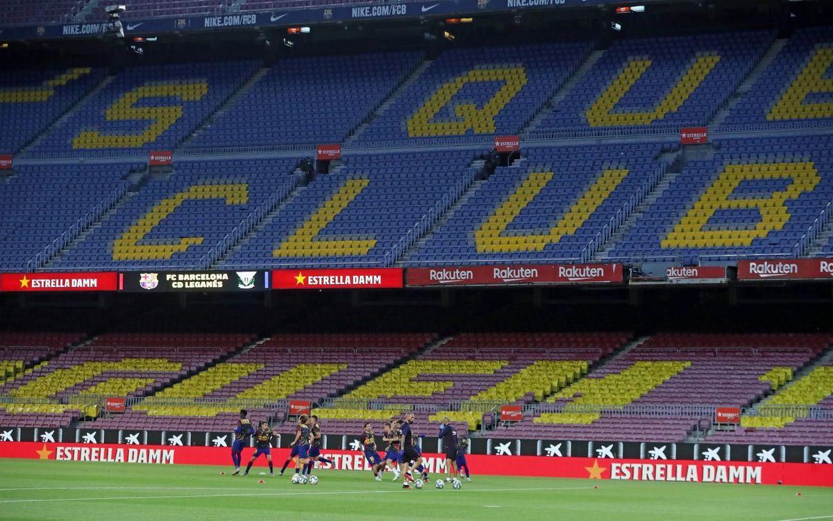 Una imagen del Camp Nou con el equipo realizando el calentamiento.