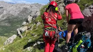 Evacuado a Arriondas un senderista que cayó mientras hacía una ruta por Cabrales, en los Picos de Europa