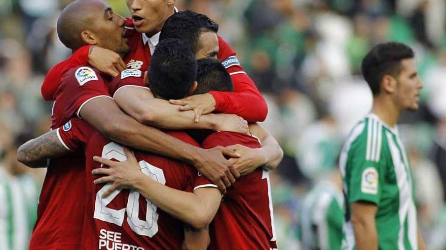 Los jugadores sevillistas celebran su victoria en el estadio del Betis.