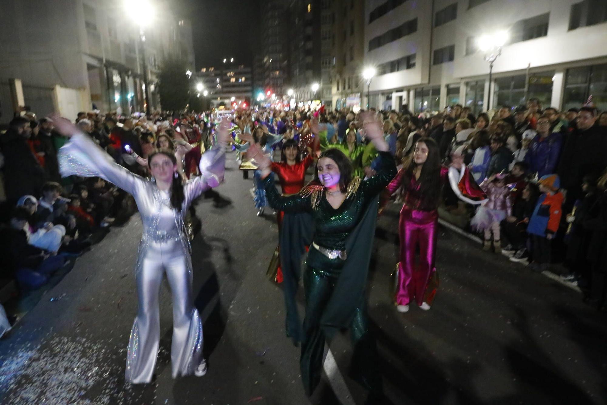 Así fue el multitudinario desfile del Antroxu de Gijón (en imágenes)