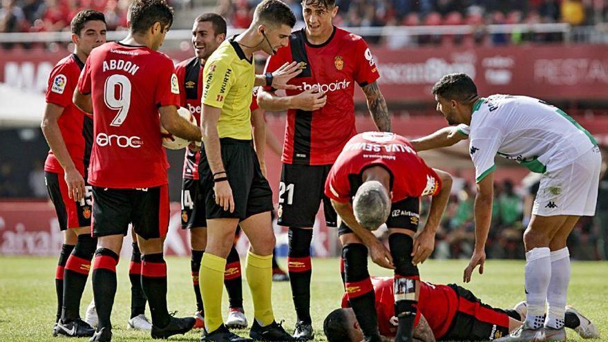 Antonio Raíllo dialoga con el colegiado madrileño Moreno Aragón durante el partido del pasado domingo en Son Moix.