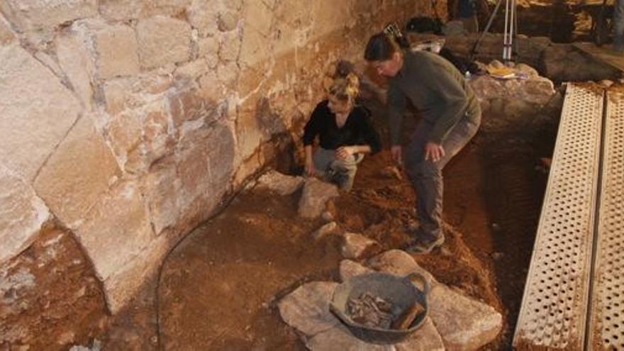 Els arqueòlges volen arribar a la base dels arcs de la paret.