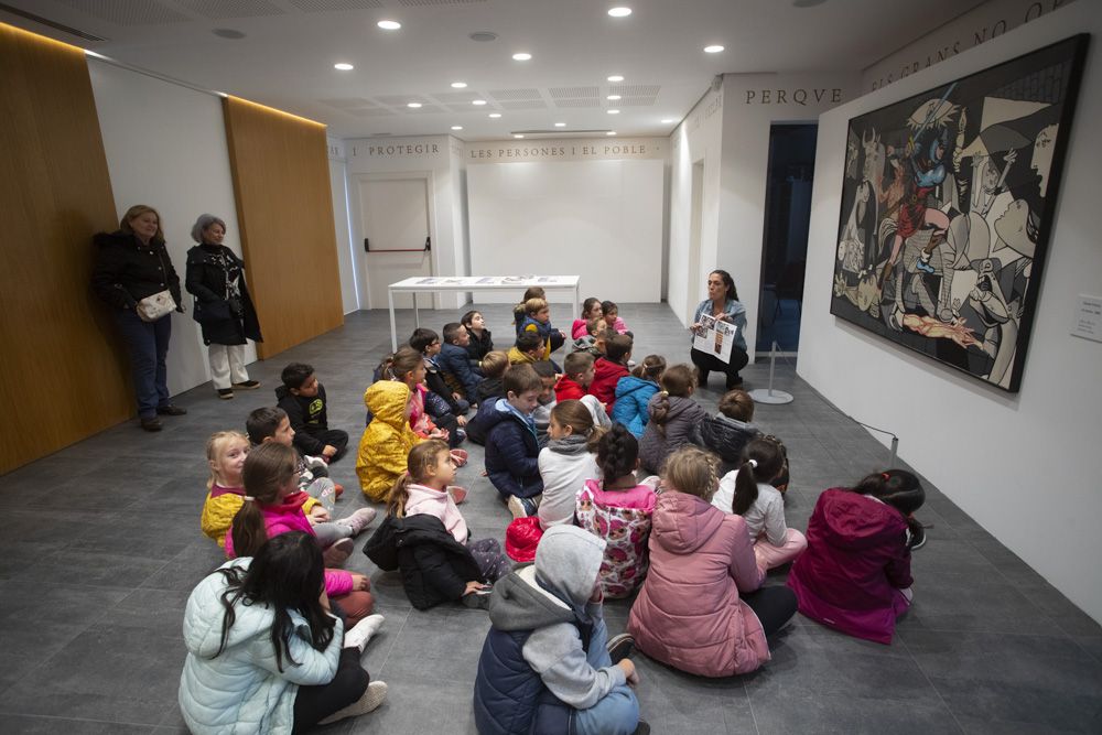 El Equipo Crónica entusiasma a los escolares de Faura.