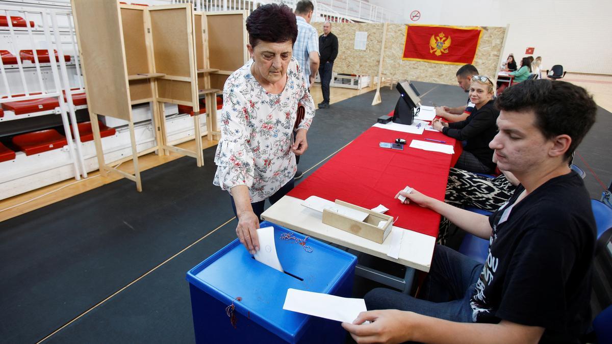 Una mujer vota en las elecciones parlamentarias anticipadas en Podgorica, Montenegro