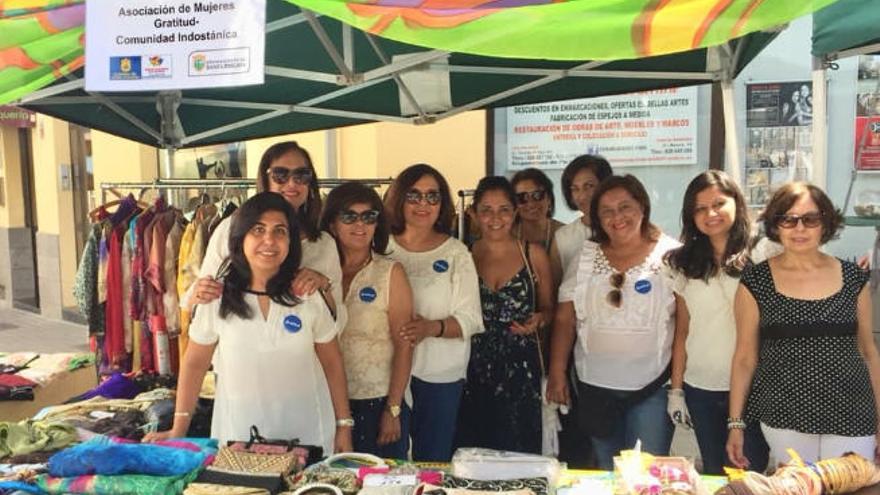 Integrantes de la Asociación de Mujeres Gratitud en el Mercado Vintage en Tao Garden .