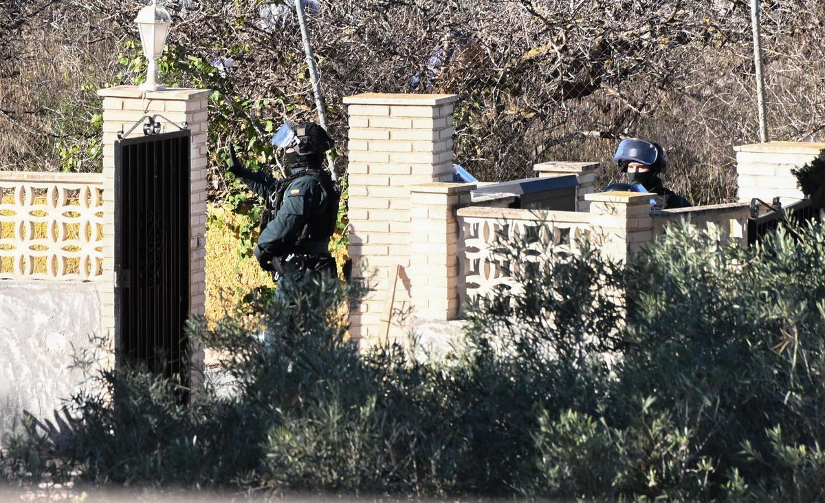 Un doble crimen mantiene acordonada una urbanización de Elche con un implicado atrincherado