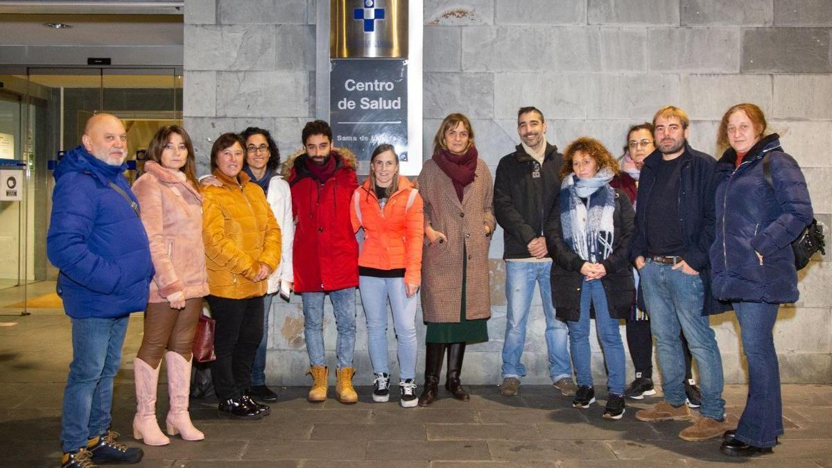 Representantes de Podemos y de los fisioterapeutas del Nalón, ante el centro de salud de Sama.