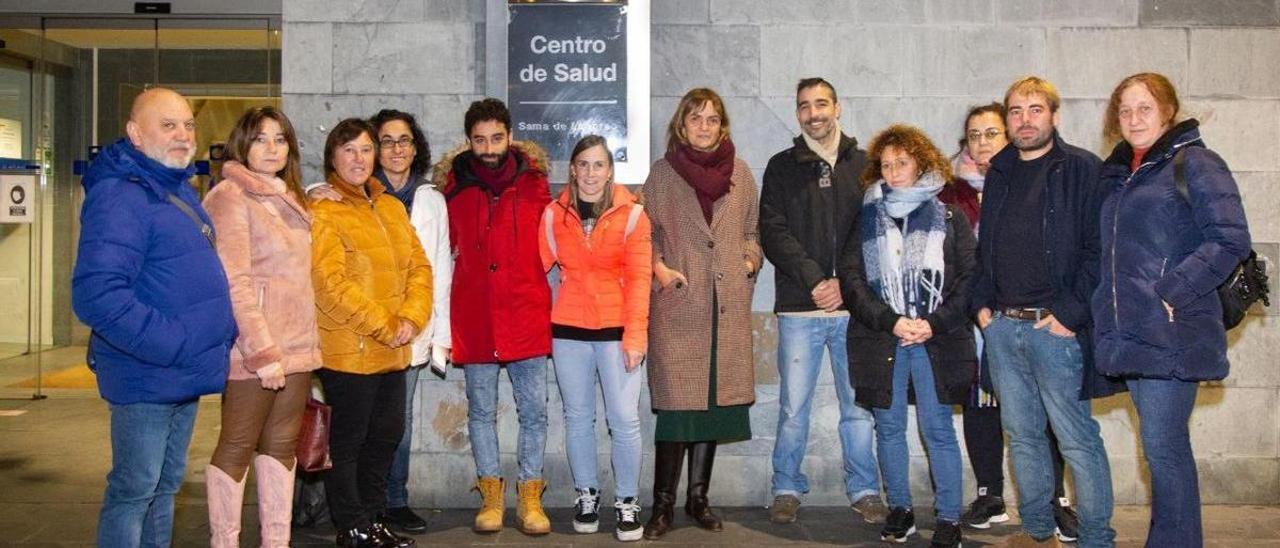 Representantes de Podemos y de los fisioterapeutas del Nalón, ante el centro de salud de Sama.