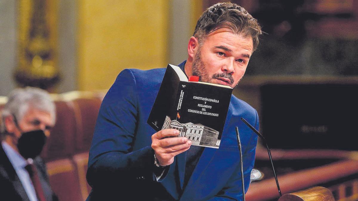 El portavoz de ERC, Gabriel Rufián, con un ejemplar de la Constitución en la mano en la tribuna del Congreso.