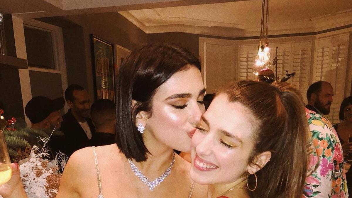 Dua Lipa junto a su hermana Rina