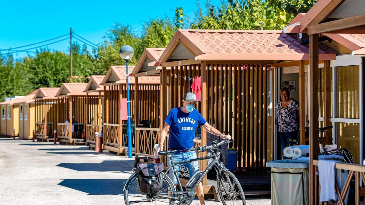 Imágenes del camping Arena Blanca de Benidorm, que ha registrado una ocupación en bungalows muy por encima de las reservas de parcelas de acampada. 