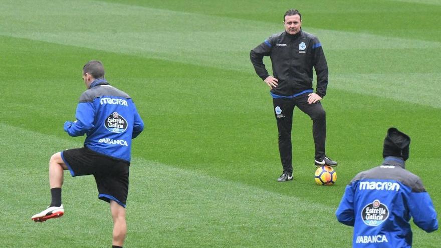 El entrenador Cristóbal Parralo en el entrenamiento de esta mañana en Riazor.