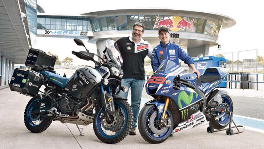 El mallorquín Jorge Lorenzo y su  Yamaha M1 junto a Hugo Scagnetti y  su Yamaha conectada en el circuito de  Jerez el pasado mes de abril.