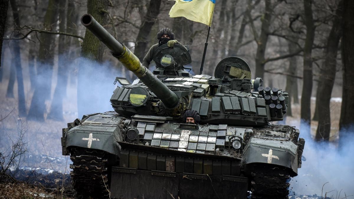 Un tanque ucraniano T-72 maniobra entre los árboles en la región de Donetsk,