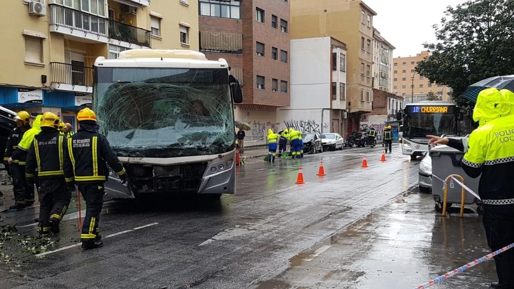 Un autobús de la EMT embiste media docena de coches en Héroe de Sostoa.