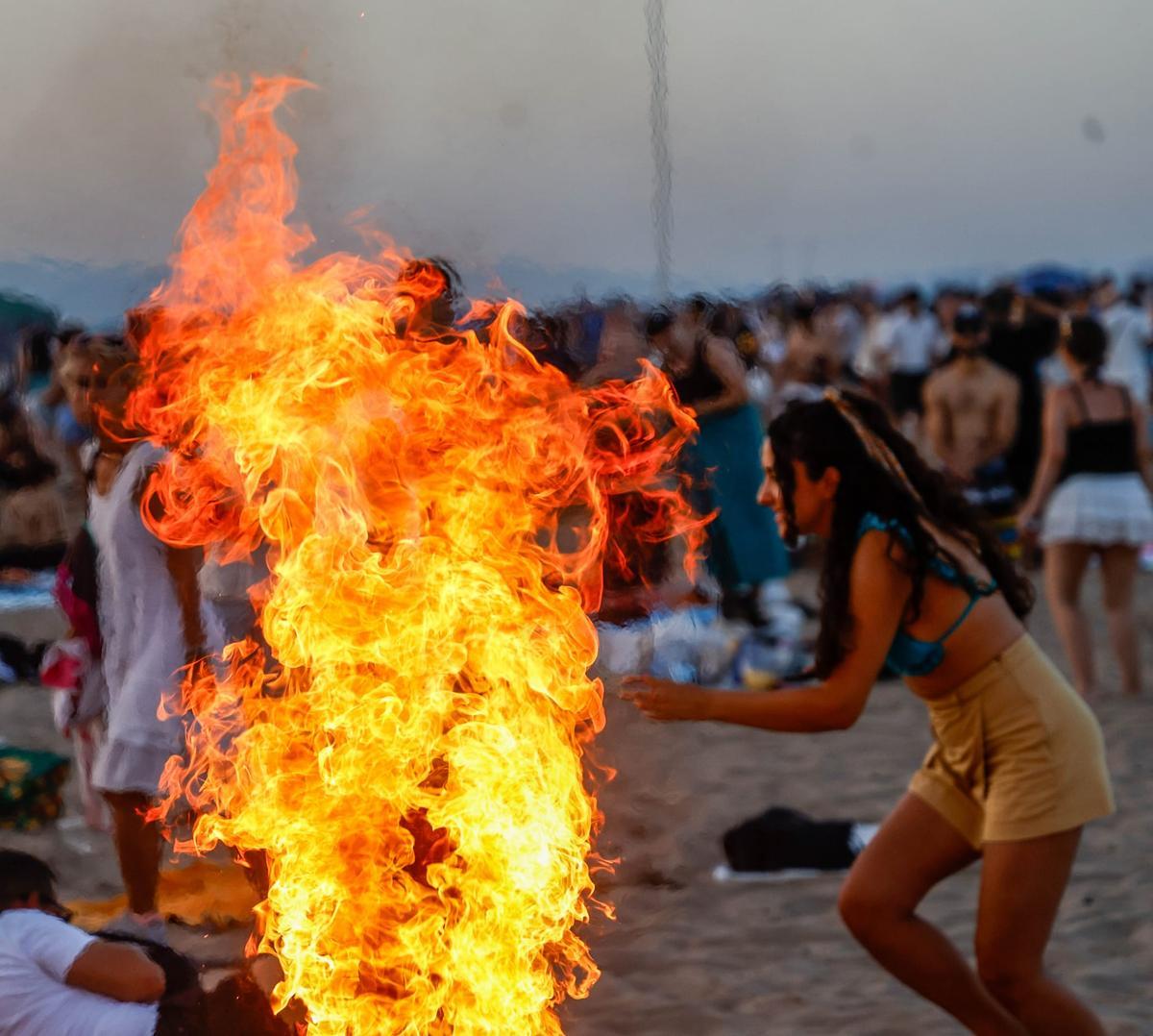 Todas las fotos de una noche de San Juan sofocante en las playas de València